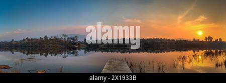 Seeblitze an einem Dock bei Sonnenuntergang. Stockfoto