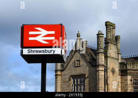 Shrewsbury, Großbritannien - 19. März 2024; Schild mit Namen und Doppelpfeilen am Bahnhof Shrewsbury Stockfoto