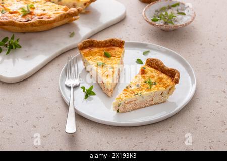 Lachs-Käse-Quiche mit Kräutern, frisch gebacken zum Frühstück in Scheiben geschnitten Stockfoto