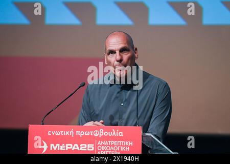 Athen, Griechenland. 15. April 2024. Yanis Varoufakis, der Vorsitzende der linken politischen Partei MeRA25, spricht sich während einer Wahlkampfkundgebung für die EU-Wahlen an. Die Wahlen zum Europäischen Parlament 2024 sind für den 6. Bis 9. Juni 2024 vorgesehen. Quelle: Dimitris Aspiotis/Alamy Live News Stockfoto