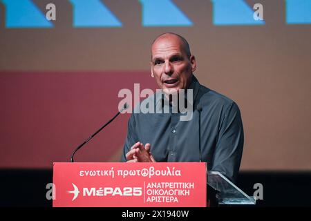 Athen, Griechenland. 15. April 2024. Yanis Varoufakis, der Vorsitzende der linken politischen Partei MeRA25, spricht sich während einer Wahlkampfkundgebung für die EU-Wahlen an. Die Wahlen zum Europäischen Parlament 2024 sind für den 6. Bis 9. Juni 2024 vorgesehen. Quelle: Dimitris Aspiotis/Alamy Live News Stockfoto