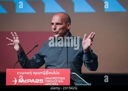 Athen, Griechenland. 15. April 2024. Yanis Varoufakis, der Vorsitzende der linken politischen Partei MeRA25, spricht sich während einer Wahlkampfkundgebung für die EU-Wahlen an. Die Wahlen zum Europäischen Parlament 2024 sind für den 6. Bis 9. Juni 2024 vorgesehen. Quelle: Dimitris Aspiotis/Alamy Live News Stockfoto