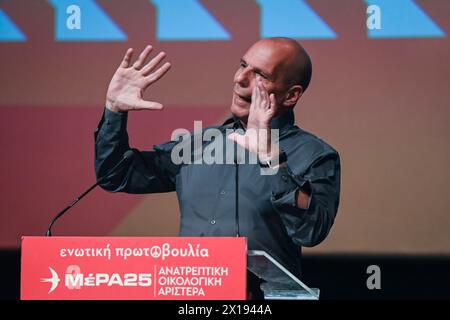 Athen, Griechenland. 15. April 2024. Yanis Varoufakis, der Vorsitzende der linken politischen Partei MeRA25, spricht sich während einer Wahlkampfkundgebung für die EU-Wahlen an. Die Wahlen zum Europäischen Parlament 2024 sind für den 6. Bis 9. Juni 2024 vorgesehen. Quelle: Dimitris Aspiotis/Alamy Live News Stockfoto