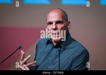 Athen, Griechenland. 15. April 2024. Yanis Varoufakis, der Vorsitzende der linken politischen Partei MeRA25, spricht sich während einer Wahlkampfkundgebung für die EU-Wahlen an. Die Wahlen zum Europäischen Parlament 2024 sind für den 6. Bis 9. Juni 2024 vorgesehen. Quelle: Dimitris Aspiotis/Alamy Live News Stockfoto