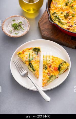 Gesunde Frittata oder Quiche mit Brokkoli und rotem Pfeffer, zwei Scheiben auf dem Teller Stockfoto