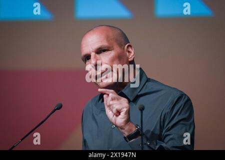 Athen, Griechenland. 15. April 2024. Yanis Varoufakis, der Vorsitzende der linken politischen Partei MeRA25, spricht sich während einer Wahlkampfkundgebung für die EU-Wahlen an. Die Wahlen zum Europäischen Parlament 2024 sind für den 6. Bis 9. Juni 2024 vorgesehen. Quelle: Dimitris Aspiotis/Alamy Live News Stockfoto