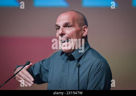 Athen, Griechenland. 15. April 2024. Yanis Varoufakis, der Vorsitzende der linken politischen Partei MeRA25, spricht sich während einer Wahlkampfkundgebung für die EU-Wahlen an. Die Wahlen zum Europäischen Parlament 2024 sind für den 6. Bis 9. Juni 2024 vorgesehen. Quelle: Dimitris Aspiotis/Alamy Live News Stockfoto