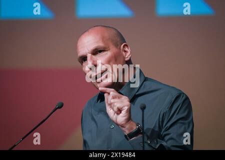 Athen, Griechenland. 15. April 2024. Yanis Varoufakis, der Vorsitzende der linken politischen Partei MeRA25, spricht sich während einer Wahlkampfkundgebung für die EU-Wahlen an. Die Wahlen zum Europäischen Parlament 2024 sind für den 6. Bis 9. Juni 2024 vorgesehen. Quelle: Dimitris Aspiotis/Alamy Live News Stockfoto