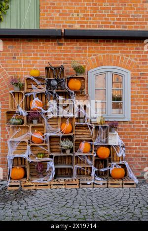 Halloween Herbst dekorierte Outdoor Café oder Restaurant Terrasse in Amerika oder Europa mit Kürbissen Herbst Blumen traditionelle Attribute von Halloween. Innenhofdekoration für Partys. Stockfoto