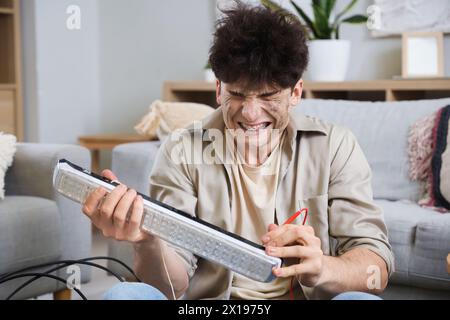 Ein junger Mann mit Verbrennungslampe zu Hause Stockfoto