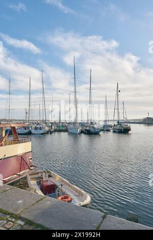 Segelboote im Stralsunder Hafen auf dem Strelasund in Deutschland Stockfoto