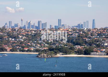 Balmoral und Edwards Beach, getrennt durch Rocky Point Island mit dichten städtischen Häusern und Sydney Wolkenkratzern und Stadtzentrum sichtbar, Australien Stockfoto