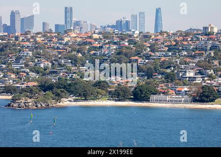 Balmoral und Edwards Beach, getrennt durch Rocky Point Island mit dichten städtischen Häusern und Sydney Wolkenkratzern und Stadtzentrum sichtbar, Australien Stockfoto