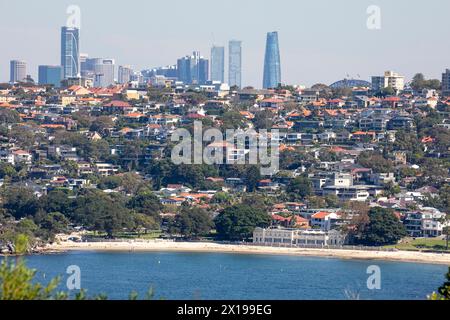 Bathers Pavilion am Balmoral Edwards Beach mit Wohnhäusern in den Vororten und Blick auf die Wolkenkratzer von Sydney im Stadtzentrum, NSW, Australien Stockfoto