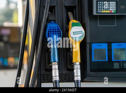 Benzinpumpe zum Tanken an einer Tankstelle. Benzin und Diesel. Stockfoto