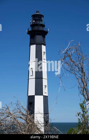 Cape Henry, Virginia, USA - 13. April 2024: Der 1881 erbaute „neue“ Cape Henry Lighthouse markiert den südlichen Eingang zur Chesapeake Bay. Stockfoto