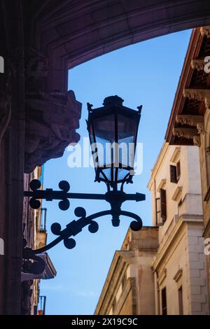 Nahaufnahme einer alten Laterne auf Carrer del Bisbe im gotischen Viertel in Barcelona, Spanien Stockfoto