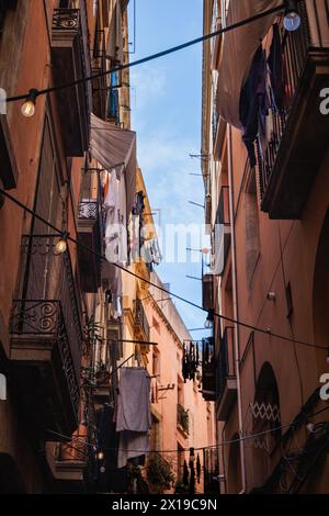 Enge Straße im gotischen Viertel, Barcelona, Spanien, mit Wäscherei zum Trocknen. Stockfoto