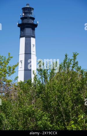 Cape Henry, Virginia, USA - 13. April 2024: Der 1881 erbaute „neue“ Cape Henry Lighthouse markiert den südlichen Eingang zur Chesapeake Bay. Stockfoto