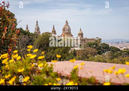 Blick auf den Palau Nacional, Heimat des nationalen Kunstmuseums von Katalonien, auf dem Hügel Montjuic in Barcelona, Spanien Stockfoto