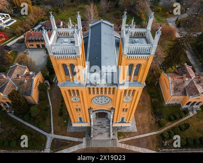 FOT, Ungarn - Luftaufnahme der römisch-katholischen Kirche der Unbefleckten Empfängnis (Szeplotlen Fogantatas Templom) in der Stadt FOT auf einem sonnigen Sort Stockfoto