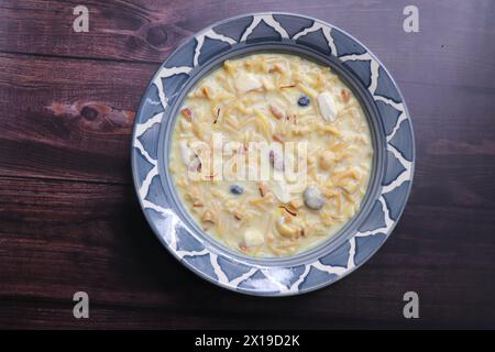 Sheer Khurma, Semiya Kheer, Vermicelli Khir oder Kheer Payasam garniert mit trockenen Früchten. Gegessen während Gudi Padwa, Holi, Diwali, Dussehra, Pongal. Stockfoto