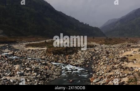 terai-Dooars Region von westbengalen bei Dudhia. Wunderschöner Gebirgsbach (Balason-Fluss), der durch das Tal fließt, himalaya-Ausläufer in indien Stockfoto