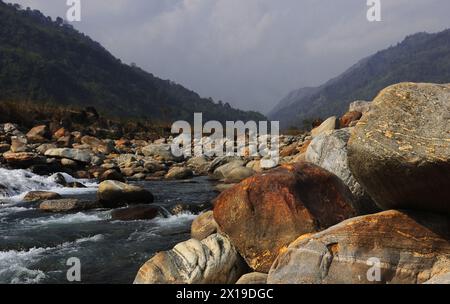 terai-Dooars Region von westbengalen bei Dudhia. Wunderschöner Gebirgsbach (Balason-Fluss), der durch das Tal fließt, himalaya-Ausläufer in indien Stockfoto