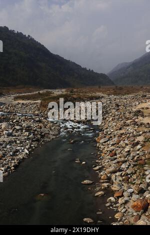 terai-Dooars Region von westbengalen bei Dudhia. Wunderschöner Gebirgsbach (Balason-Fluss), der durch das Tal fließt, himalaya-Ausläufer in indien Stockfoto