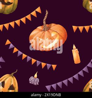 Nahtloses Halloween-Muster. Leuchtend orange Kürbisse mit geschnitzten Gesichtern orange und lila Kerzen Festflaggen Girlanden. Klassische Urlaubselemente in A Stockfoto