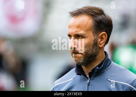 Lodz, Polen. April 2024. Marcin Matysiak Trainer von LKS wurde während des Polnischen PKO Ekstraklasa League Spiels zwischen LKS Lodz und Radomiak Radom im Wladyslaw Krol Municipal Stadium gesehen. Endstand; LKS Lodz vs Radomiak Radom 3:2. Quelle: SOPA Images Limited/Alamy Live News Stockfoto