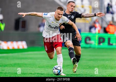 Lodz, Polen. April 2024. Kamil Dankowski (L) von LKS und Joao Peglow (R) von Radomiak werden während des Polnischen PKO Ekstraklasa League-Spiels zwischen LKS Lodz und Radomiak Radom im Wladyslaw Krol Municipal Stadium in Aktion gesehen. Endstand; LKS Lodz vs Radomiak Radom 3:2. Quelle: SOPA Images Limited/Alamy Live News Stockfoto