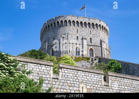 WINDSOR, GROSSBRITANNIEN - 19. MAI 2014: Dies ist ein Blick auf das älteste Gebäude von Windsor Castle - den Round Tower (12. Jahrhundert). Stockfoto