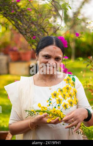 Ein Bild einer malayali-Frau mittleren Alters in traditioneller kerala-Kleidung Stockfoto