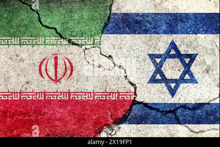 Israel gegen Iran (Kriegskrise, politischer Konflikt). Illustration der Landflagge (gerissener Betonhintergrund) Stockfoto