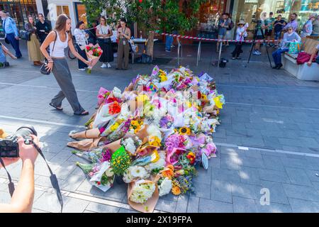 Sydney, Australien. 14. April 2024. Szenen aus den Nachwirkungen des tödlichen Messerstechens am 13. April 2024 im Einkaufszentrum Westfield Bondi Junction. Im Bild: Ein Trauer mit einem Blumenkranz an der Gedenkfeier für Joel Cauchis Opfer in Bondi Junction. Stockfoto