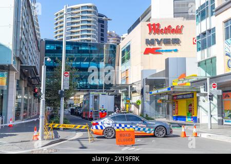 Sydney, Australien. 14. April 2024. Szenen aus den Nachwirkungen des tödlichen Messerstechens am 13. April 2024 im Einkaufszentrum Westfield Bondi Junction. Im Bild: Straßensperrung der Oxford Street an der Bronte Road außerhalb von Westfield. Stockfoto