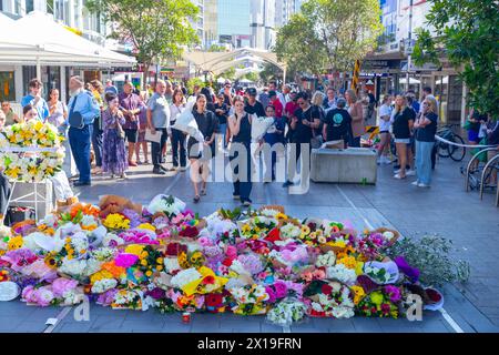 Sydney, Australien. 14. April 2024. Szenen aus den Nachwirkungen des tödlichen Messerstechens am 13. April 2024 im Einkaufszentrum Westfield Bondi Junction. Im Bild: Ein Trauer mit einem Blumenkranz an der Gedenkfeier für Joel Cauchis Opfer in Bondi Junction. Stockfoto