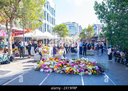 Sydney, Australien. 14. April 2024. Szenen aus den Nachwirkungen des tödlichen Messerstechens am 13. April 2024 im Einkaufszentrum Westfield Bondi Junction. Im Bild: Ein Trauer mit einem Blumenkranz an der Gedenkfeier für Joel Cauchis Opfer in Bondi Junction. Stockfoto