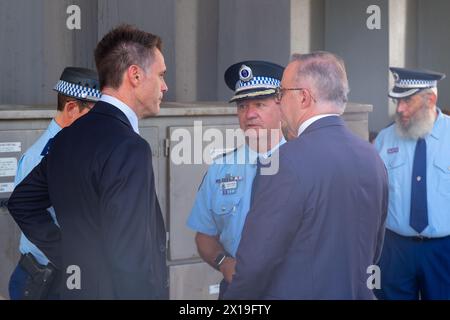 Sydney, Australien. 14. April 2024. Szenen aus den Nachwirkungen des tödlichen Messerstechens am 13. April 2024 im Einkaufszentrum Westfield Bondi Junction. Im Bild: NSW-Premier Chris Minns und der australische Premierminister Anthony Albanese sprechen mit Tony Cooke. Stockfoto