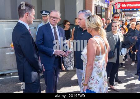 Sydney, Australien. 14. April 2024. Szenen aus den Nachwirkungen des tödlichen Messerstechens am 13. April 2024 im Einkaufszentrum Westfield Bondi Junction. Im Bild: NSW-Premier Chris Minns (ganz links) und australischer Premierminister Anthony Albanese (links) sprechen mit örtlichen Zeugen. Stockfoto