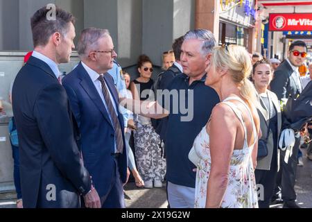 Sydney, Australien. 14. April 2024. Szenen aus den Nachwirkungen des tödlichen Messerstechens am 13. April 2024 im Einkaufszentrum Westfield Bondi Junction. Im Bild: NSW-Premier Chris Minns (ganz links) und australischer Premierminister Anthony Albanese (links) sprechen mit örtlichen Zeugen. Stockfoto