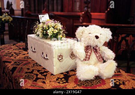 Aktenfoto vom 27/07/98 vom Sarg des verlassenen Baby Callum während seiner Beerdigung in der St. Elphin's Parish Church in Warrington. Baby Callum, benannt nach dem Gebiet, in dem er gefunden wurde, wurde im März 1998 in der Nähe des Freizeitparks Gulliver's World in Callands entdeckt und eine Morduntersuchung eingeleitet. Joanne Sharkey, 54, aus West Derby in Liverpool, wurde wegen Mordes von Detectives angeklagt, die den Tod eines Babys untersuchen, das vor über 25 Jahren im Wald von Warrington gefunden wurde. Ausgabedatum: Dienstag, 16. April 2024. Stockfoto