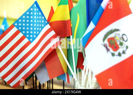 Nahaufnahme der Flaggen von Peru und den USA vor dem Hintergrund anderer Flaggen der Welt Stockfoto
