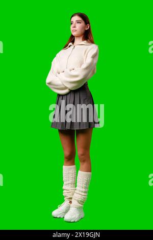 Frau in Rock und Pullover posiert für Bild Stockfoto