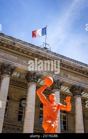 FRANKREICH. PARIS (75) (2. BEZIRK). MIT BLICK AUF DIE OLYMPISCHEN SPIELE 2024 IN PARIS HAT NIKE RIESIGE STATUEN VON SPORTLERN VOR DER TH INSTALLIERT Stockfoto