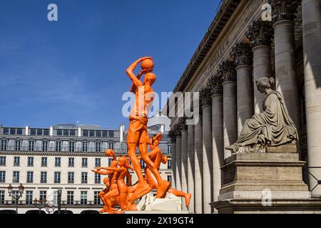 FRANKREICH. PARIS (75) (2. BEZIRK). MIT BLICK AUF DIE OLYMPISCHEN SPIELE 2024 IN PARIS HAT NIKE RIESIGE STATUEN VON SPORTLERN VOR DER TH INSTALLIERT Stockfoto