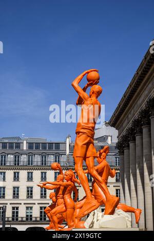 FRANKREICH. PARIS (75) (2. BEZIRK). MIT BLICK AUF DIE OLYMPISCHEN SPIELE 2024 IN PARIS HAT NIKE RIESIGE STATUEN VON SPORTLERN VOR DER TH INSTALLIERT Stockfoto