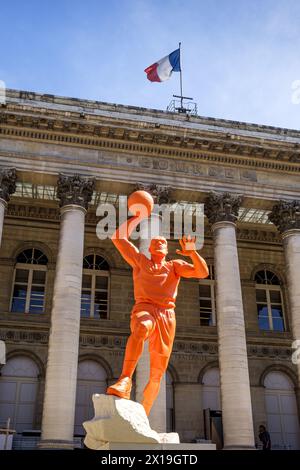 FRANKREICH. PARIS (75) (2. BEZIRK). MIT BLICK AUF DIE OLYMPISCHEN SPIELE 2024 IN PARIS HAT NIKE RIESIGE STATUEN VON SPORTLERN VOR DER TH INSTALLIERT Stockfoto