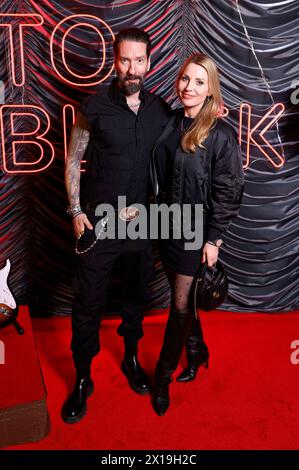 Alec Völkel mit Ehefrau Johanna beim Exklusiven Screening des Kinofilms Back to Black in der Astor Filmlounge. Berlin, 04.04.2024 *** Alec Völkel mit seiner Frau Johanna bei der exklusiven Vorführung des Films Back to Black in der Astor Filmlounge Berlin, 04 04 2024 Foto:XS.xGabschx/xFuturexImagex Black 4415 Stockfoto